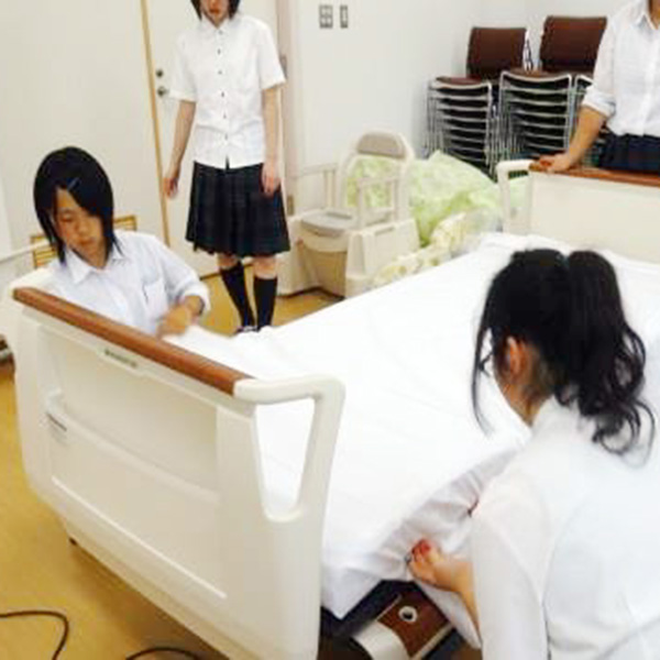 実習中の生徒たち